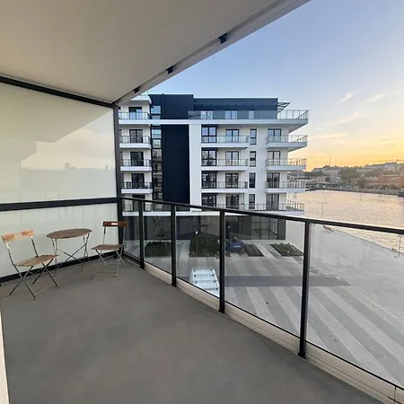 Bulwary Nad Odra Z Widokiem Na Rzeke Odre I Prywatnym Miejscem Parkingowym