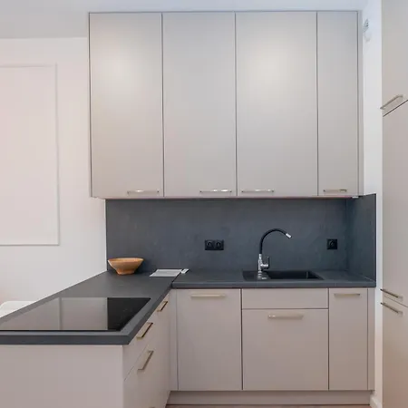 Bulwary Nad Odra Z Widokiem Na Rzeke Odre I Prywatnym Miejscem Parkingowym