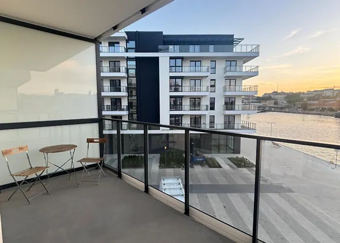 Bulwary Nad Odra Z Widokiem Na Rzeke Odre I Prywatnym Miejscem Parkingowym